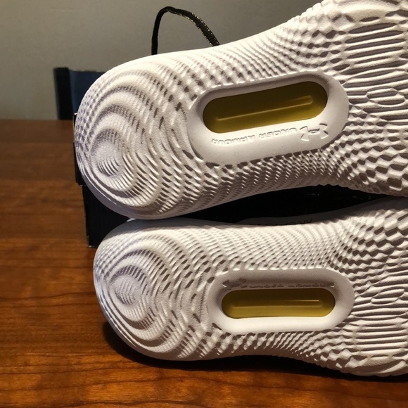 Womens Under Armour 3024594-002 Flow Breakthru 2 basketball shoes - Picture 10 of 12